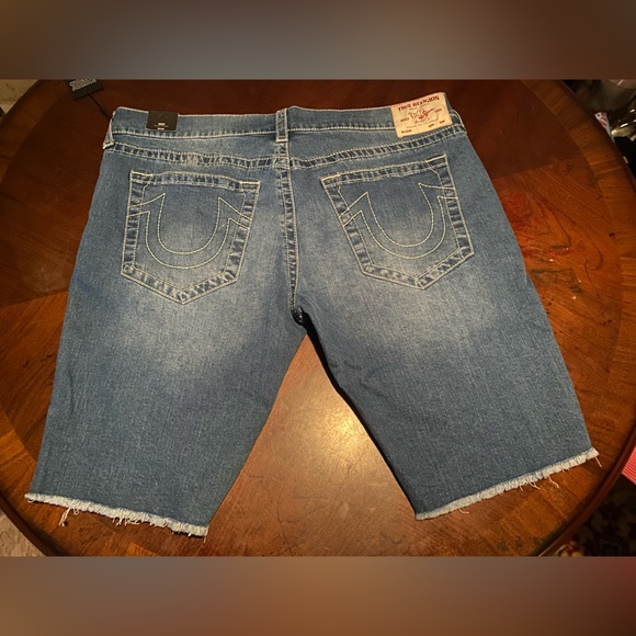 Selling Men’s True Religion Jean Shorts. Brand new tag never worn. Size 40 mens. - Picture 3 of 7